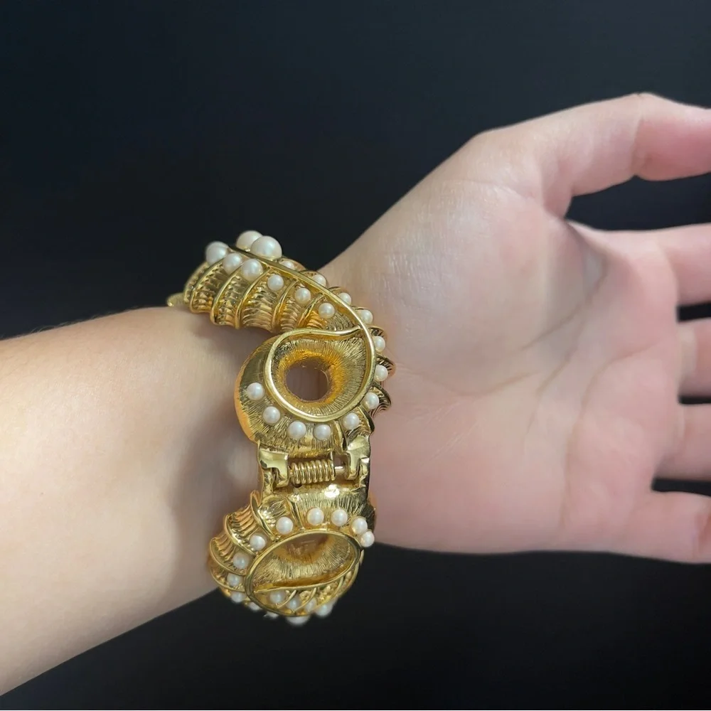 Kate Spade Rare Faux Pearl Gold Tone Seahorse Bangle Bracelet - Picture 4 of 12